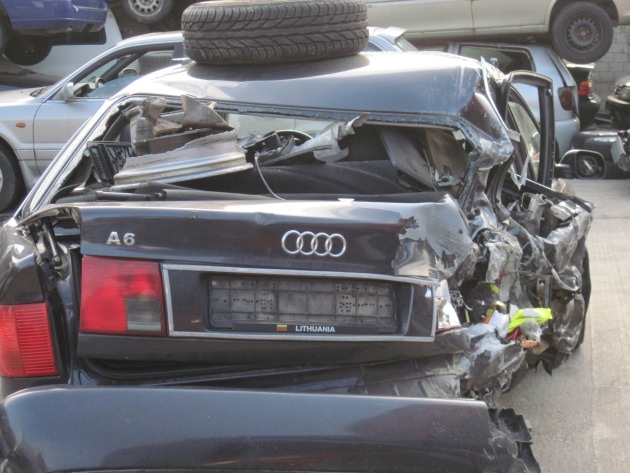 POL-HI: Erneut schwerer Unfall auf der BAB 7

Audi bleibt nach Defekt auf Überholfahrstreifen stehen, Crafter fährt auf