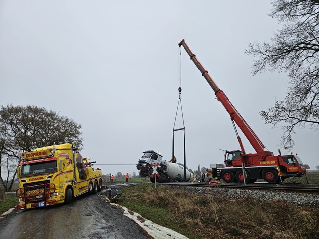 POL-STD: Betonmischer kommt von der Fahrbahn ab und blockiert Bahnstrecke
