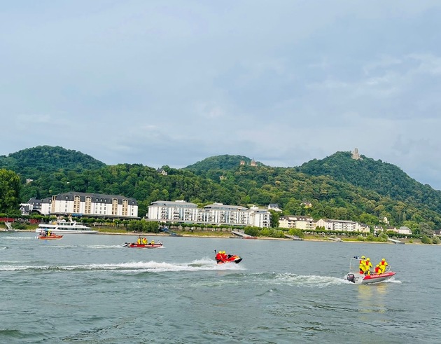 FW-BN: Wasserrettungseinsatz durch Schwimmer auf dem Rhein