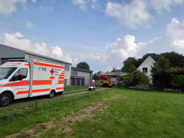 FFW Schiffdorf: Feuerwehr und Rettungsdienst retten Person aus Ersten Obergeschoss