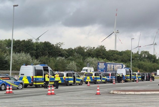 POL-FL: A7/Parkplatz Jalm - Schwerlastkontrolle mit der Teilnahme dänischer Polizisten
