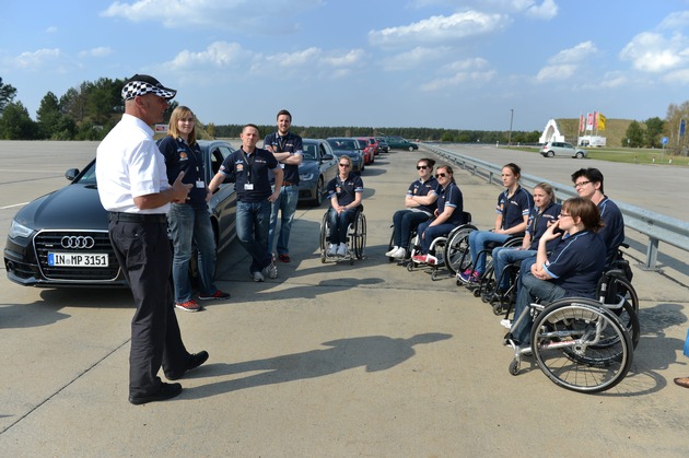 Paralympics-Goldgewinner im Grenzbereich / Rollstuhl-Basketballerinnen zu Gast bei Audi driving experience