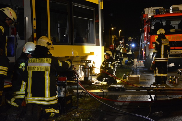 FW-MH: Entgleiste Straßenbahn sorgt für aufwendigen Feuerwehreinsatz