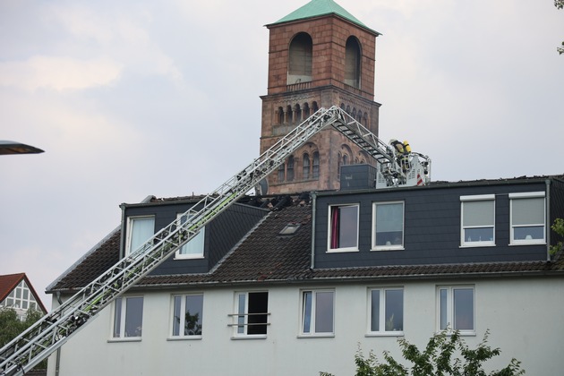 FW-E: Dachstuhl eines Behinderten-Wohnheimes brennt in voller Ausdehnung - keine Verletzten