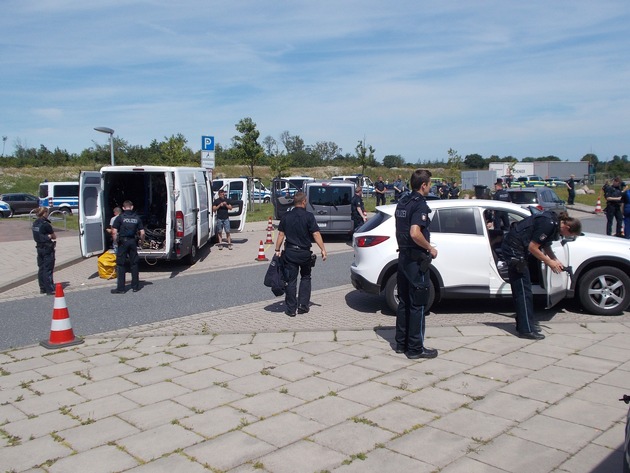 POL-SE: Bad Segeberg - Großkontrolle der Autobahnpolizei auf der BAB 20 in Fahrtrichtung Lübeck