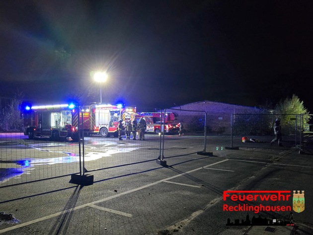 FW-RE: Brand einer Lagerhalle am Samstagabend