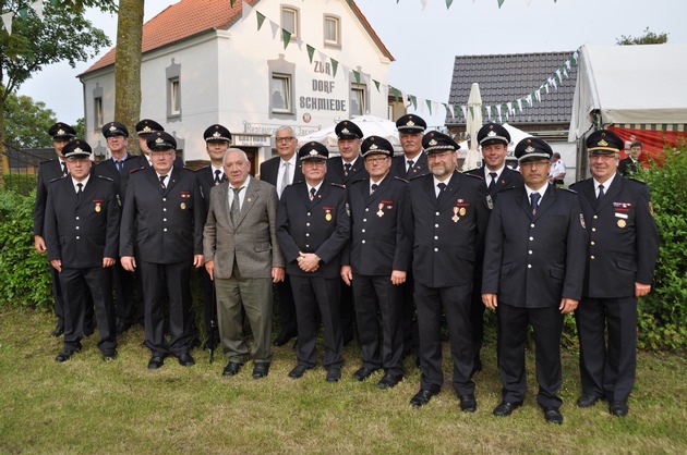 FW-KLE: &quot;Von der Faszination bei der Feuerwehr mitzumachen.&quot; / Ein Abend mit vielen Gästen: Feuerwehrfest in Bedburg-Hau