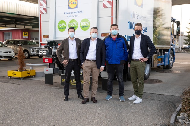 Primo rifornimento di biogas: i camion a biogas di Lidl Svizzera si apprestano a partire