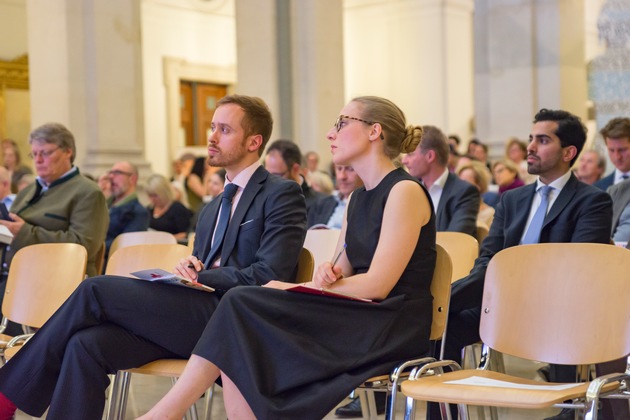 OFID Benefiz-Kunstauktion: 50.000 Euro für die Flüchtlingshilfe des Roten Kreuzes - BILD