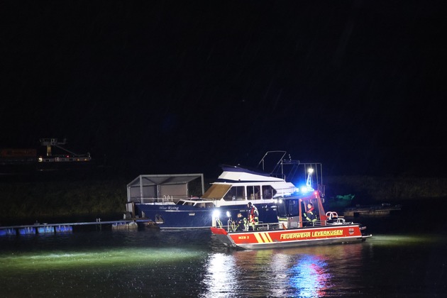 FW-LEV: Mehrere Personen von Rheinfähre evakuiert