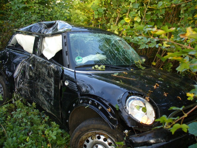 POL-NOM: Verkehrsunfall - Fahrerin wurde schwer verletzt -(Bilder im Anhang)
