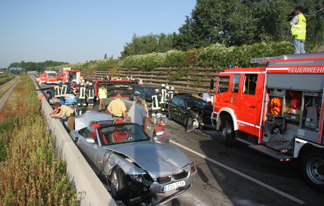 FW-E: Schwerer Verkehrsunfall auf der A 40 Höhe kurz vor der Anschlussstelle Frillendorf, insgesamt neun Menschen verletzt, zwei davon schwer