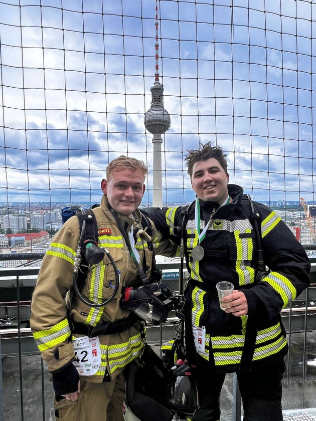 FW-OLL: 770 Stufen bis zum Ziel, Huntloser Feuerwehrmann bezwingt Park Inn Hotel in Berlin