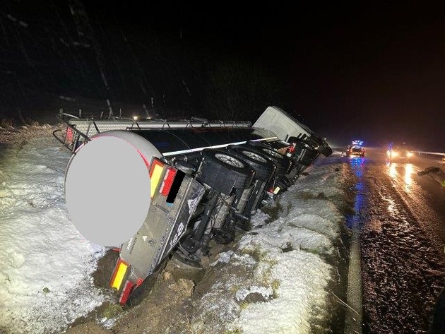 POL-PDWIL: Mehrere Verkehrsunfälle aufgrund Schneeglätte