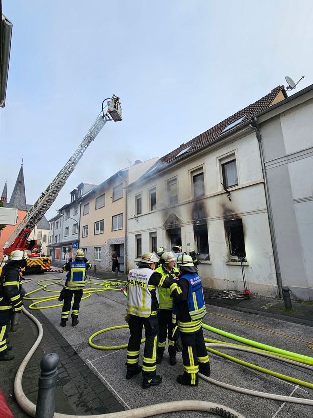 FW Königswinter: Wohnungsbrand in Königswinter - Niederdollendorf Feuerwehr kann Brandausbreitung verhindern