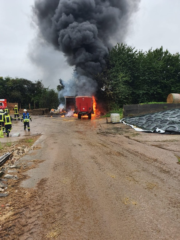 FW-RD: Landwirtschaftliche Zugmaschine geht in Flammen auf