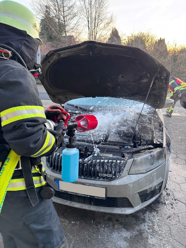 FW Porta Westfalica: 27.12.2025 - Eisbergen: Brand eines PKW vor einer Garage schnell gel&ouml;scht