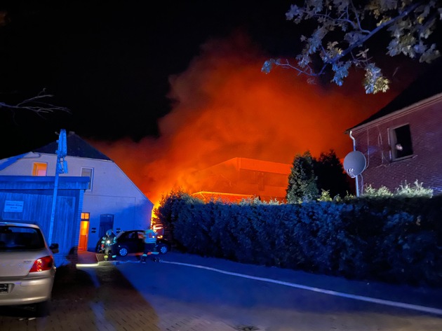 FW-AUR: Auto brennt direkt an Hauswand