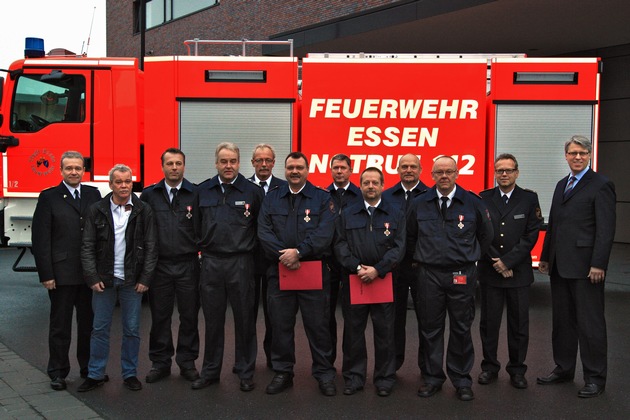 FW-E: Verleihung von Feuerwehr-Ehrenzeichen, Essens Feuerwehr-Dezernent Christian Kromberg zeichnet Feuerwehrleute aus