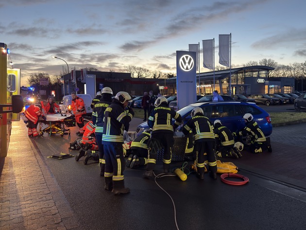 FW-AUR: Nach Kollision unter Fahrzeug eingeklemmt