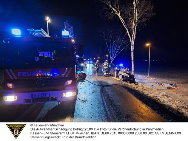 FW-M: Pkw prallt gegen Baum (Lochhausen)