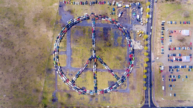 Neuer RID-Weltrekord für das »größte Peace-Zeichen aus Fahrzeugen« mit 309 Autos erzielt  +++ Charity-Event für lokale Flüchtlingshilfe erfolgreich +++