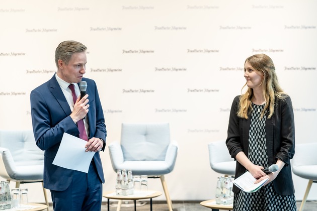 FAZIT-STIFTUNG und #UseTheNews machen sich gemeinsam mit der Medienanstalt Hessen für Elternmedienbildung stark / Erfolgreicher Projektauftakt in Frankfurt am Main mit Bildungsminister Armin Schwarz