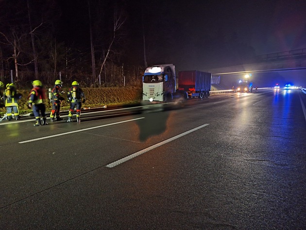 FW-ROW: Gasaustritt am LKW sorgt für Vollsperrung - Feuerwehren im Einsatz