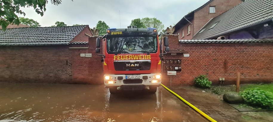 FW Grevenbroich: Feuerwehr Grevenbroich nach Starkregen im Dauereinsatz // 20 Einsätze in zwei Stunden - Bauernhof teilweise überflutet