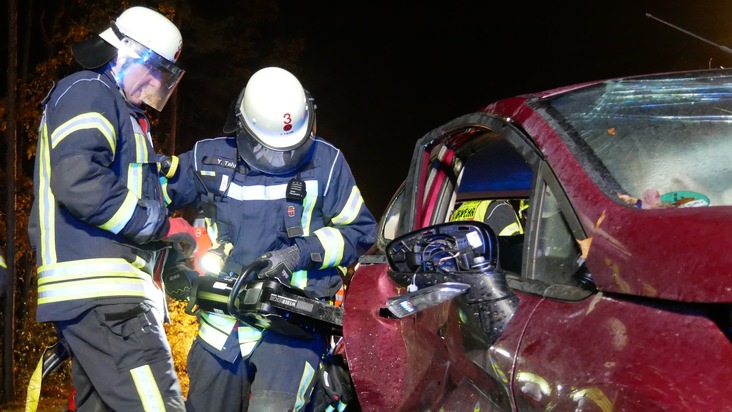 FW Celle: Einsatzübung Verkehrsunfall - Feuerwehr und Rettungsdienst üben in Celle