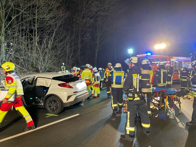 FW Horn-Bad Meinberg: Schwerer Verkehrsunfall mit 3 teils schwerst verletzten Personen - Frau wird in PKW eingeklemmt - Kleinkind ebenfalls schwer verletzt