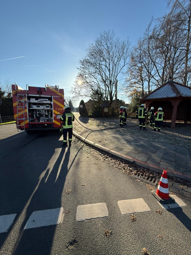 FFW Schiffdorf: Brennender Zeitungsstapel verursacht Einsatz am ersten Advent