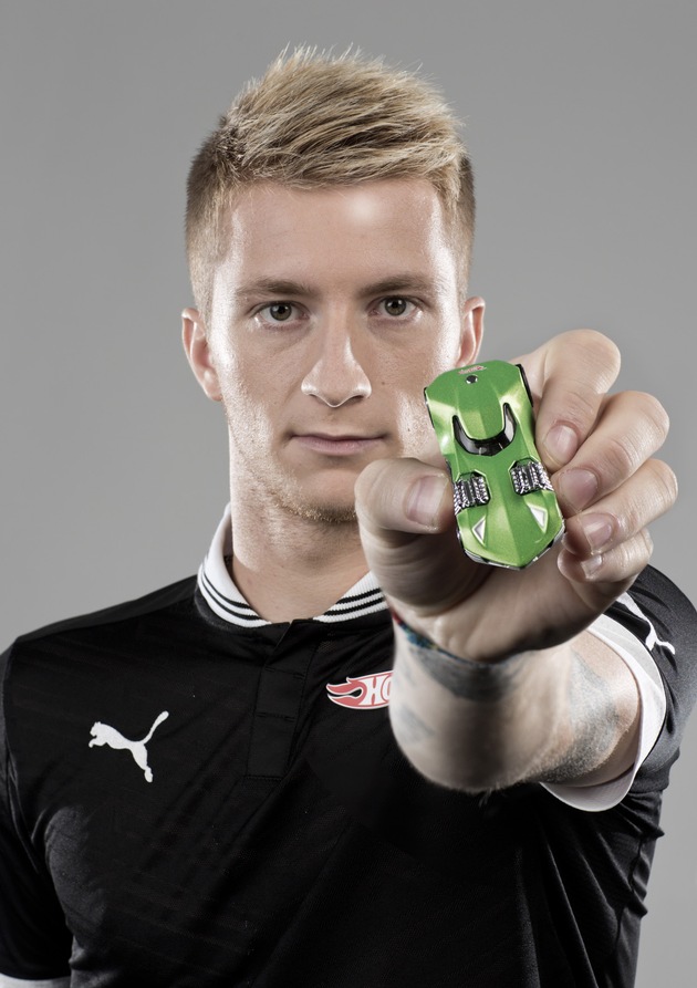 Von schnellen Bällen zu heißen Reifen - Fußball-Nationalspieler Marco Reus kommt als Testimonial von Hot Wheels den Fans ganz nah (BILD)