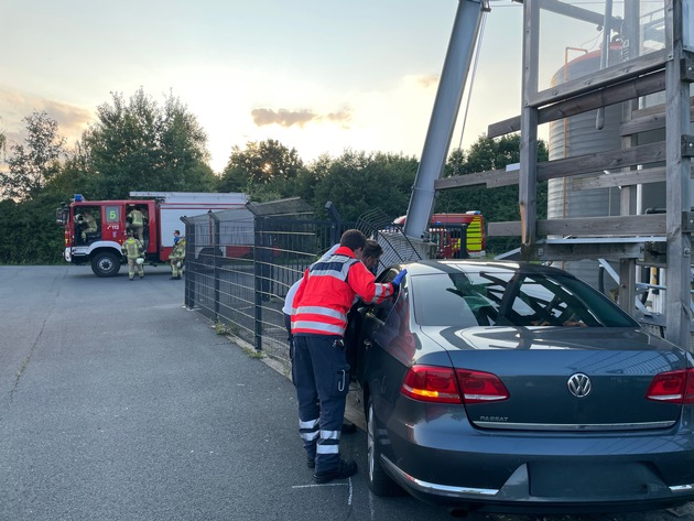 FW Lehrte: Unfall auf der A2 PKW steckt im Zaun