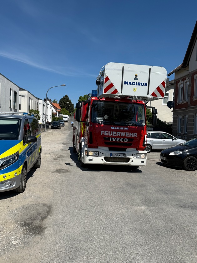 FW Lage: TH0/Tier klein: Katze klemmt im gekippten Fenster - 10.05.2025 - 11:27 Uhr