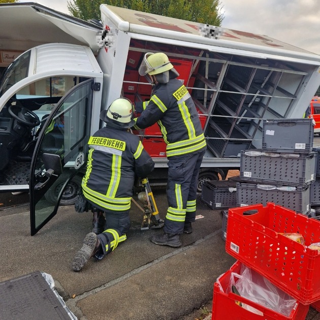 FW Ense: Lieferdienst-Fahrzeug kollidiert mit Verkaufs-Anhänger/ 1 Person bei Verkehrsunfall schwer verletzt