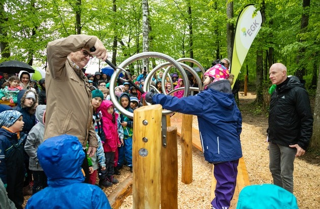 EGK Gesundheitskasse: EGK-Gesundheitskasse: Generationenspielplatz Reben in Laufen eingeweiht - Spiel, Spass und viel Bewegung von 0 bis 100