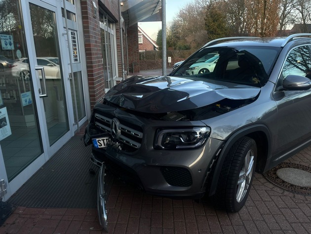 POL-STD: Senior f&auml;hrt in Harsefeld gegen Apothekeneingang