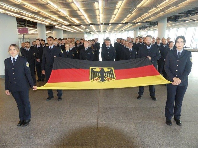 BPOL NRW: Personalzuwachs bei der Bundespolizei am Flughafen Düsseldorf - Über 80 neue Kolleginnen und Kollegen vereidigt