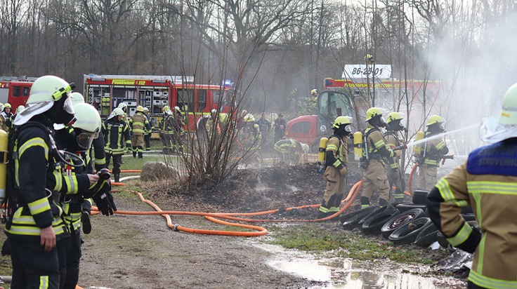 FW-SE: Rundballenbrand in Struvenh&uuml;tten