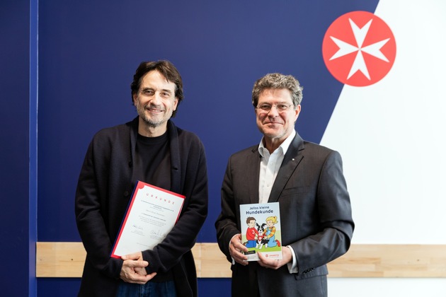 Prominente Unterstützung für Johanniter-Lesehunde / Schauspieler Oliver Mommsen übernimmt Lesehundepatenschaft