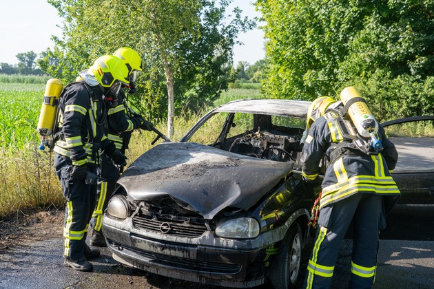 FW Flotwedel: Brennender PKW bei Offensen sorgt für Feuerwehreinsatz