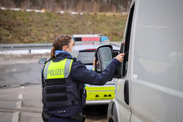 POL-UN: Kreis Unna - Große Verkehrskontrolle: Polizei reagiert mit Schwerpunkteinsatz auf anhaltenden Lieferboom