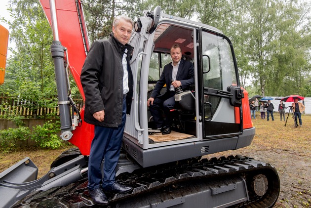 Symbolischer Abriss alter Gebäude der Cité Foch in Berlin-Reinickendorf