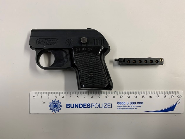 BPOL NRW: Bundespolizei beschlagnahmt Pistolen am Kölner Hauptbahnhof (FOTO)