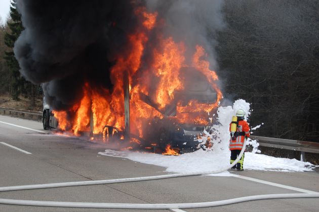 POL-HI: Autotransporter brennt auf der A 7 bei Hildesheim