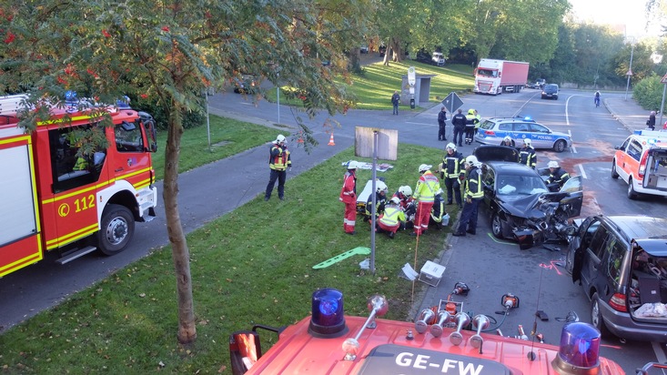 FW-GE: Verkehrsunfall in Gelsenkirchen Rotthausen mit drei verletzten Personen