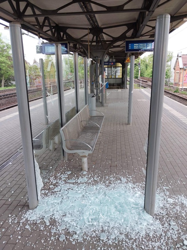 BPOLI DD: Zeugenaufruf nach Sachbeschädigung am Haltepunkt Dresden-Strehlen