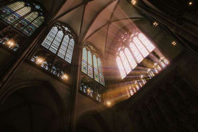 Restauriertes Helenafenster im Kölner Dom eingeweiht und neue Landingpage lädt zu einer interaktiven Zeitreise ein