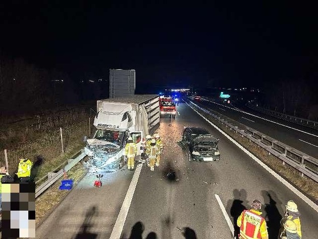 POL-STD: Unfall auf der Autobahn 26 mit drei Fahrzeugen - eine Person leicht verletzt